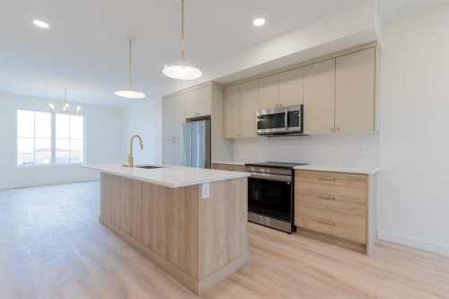 2817 16 Avenue, Coaldale, AB - Indoor Photo Showing Kitchen With Upgraded Kitchen