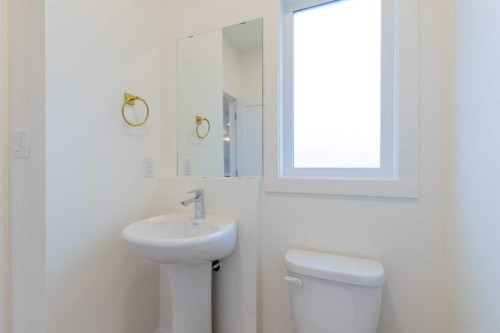 2817 16 Avenue, Coaldale, AB - Indoor Photo Showing Bathroom