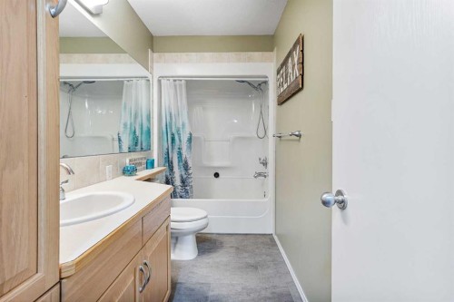 86 Salish Place West, Lethbridge, AB - Indoor Photo Showing Bathroom