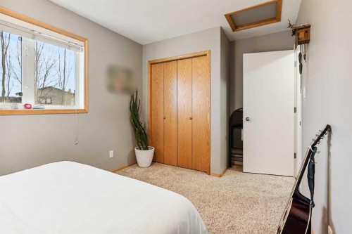 86 Salish Place West, Lethbridge, AB - Indoor Photo Showing Bedroom