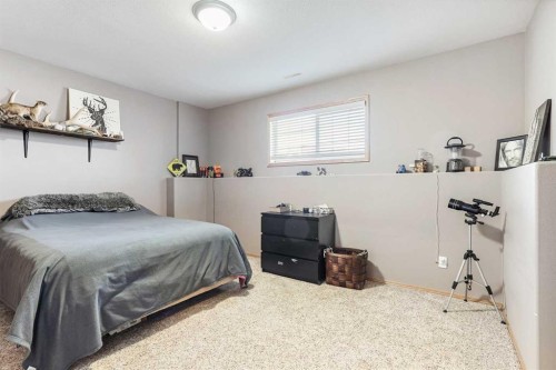 86 Salish Place West, Lethbridge, AB - Indoor Photo Showing Bedroom