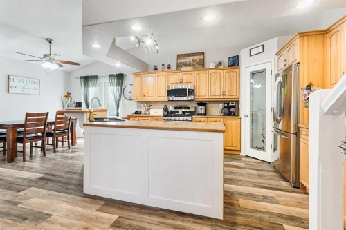 86 Salish Place West, Lethbridge, AB - Indoor Photo Showing Kitchen