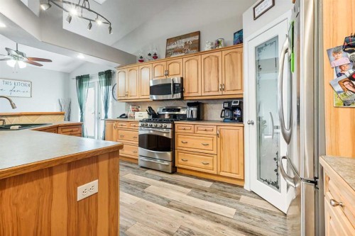 86 Salish Place West, Lethbridge, AB - Indoor Photo Showing Kitchen