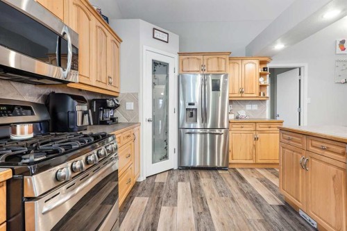 86 Salish Place West, Lethbridge, AB - Indoor Photo Showing Kitchen