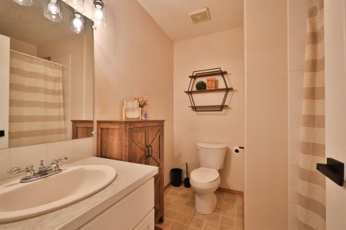 14 Mountview Place, Granum, AB - Indoor Photo Showing Bathroom