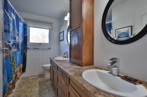 1413 20 Avenue North, Lethbridge, AB - Indoor Photo Showing Bathroom