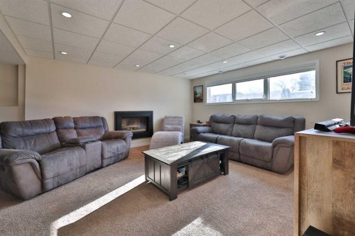 1413 20 Avenue North, Lethbridge, AB - Indoor Photo Showing Living Room