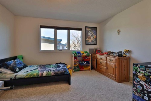 1413 20 Avenue North, Lethbridge, AB - Indoor Photo Showing Bedroom