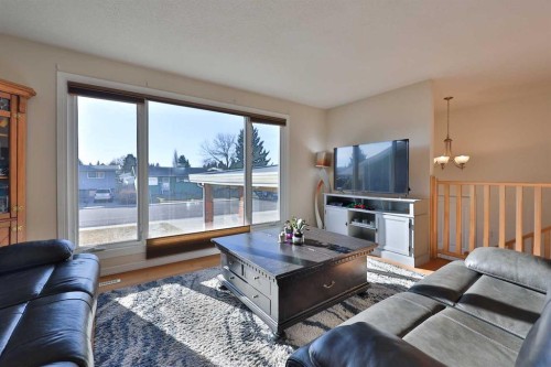 1413 20 Avenue North, Lethbridge, AB - Indoor Photo Showing Living Room