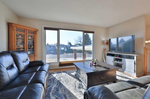 1413 20 Avenue North, Lethbridge, AB - Indoor Photo Showing Living Room