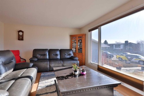 1413 20 Avenue North, Lethbridge, AB - Indoor Photo Showing Living Room