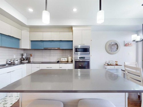 3-402 Highlands Boulevard West, Lethbridge, AB - Indoor Photo Showing Kitchen With Upgraded Kitchen