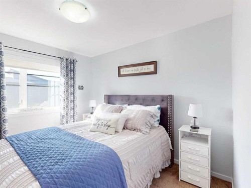 3-402 Highlands Boulevard West, Lethbridge, AB - Indoor Photo Showing Bedroom