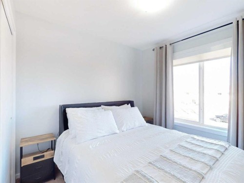3-402 Highlands Boulevard West, Lethbridge, AB - Indoor Photo Showing Bedroom
