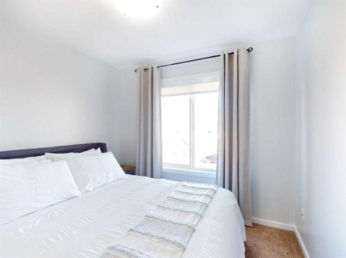 3-402 Highlands Boulevard West, Lethbridge, AB - Indoor Photo Showing Bedroom