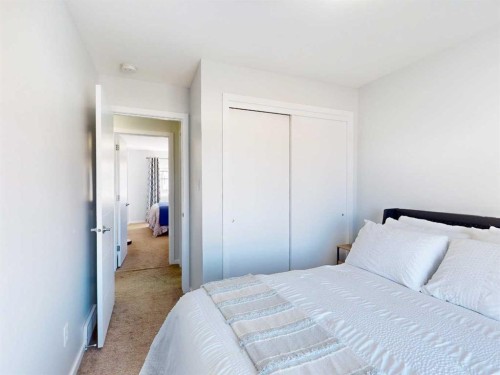 3-402 Highlands Boulevard West, Lethbridge, AB - Indoor Photo Showing Bedroom