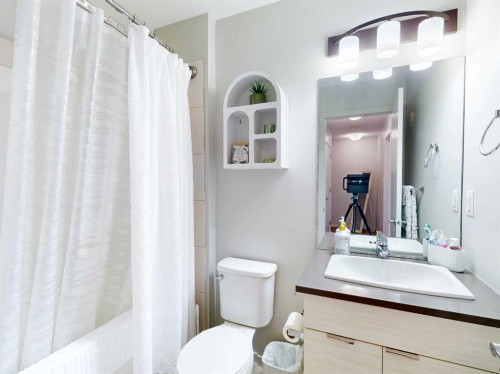 3-402 Highlands Boulevard West, Lethbridge, AB - Indoor Photo Showing Bathroom