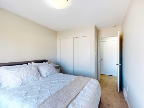 3-402 Highlands Boulevard West, Lethbridge, AB - Indoor Photo Showing Bedroom