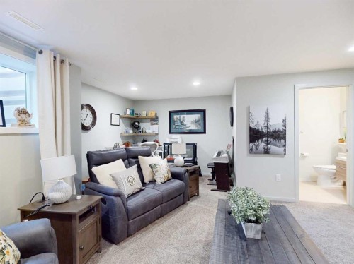 3-402 Highlands Boulevard West, Lethbridge, AB - Indoor Photo Showing Living Room