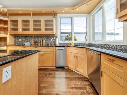 24 Fairmont Point South, Lethbridge, AB - Indoor Photo Showing Kitchen