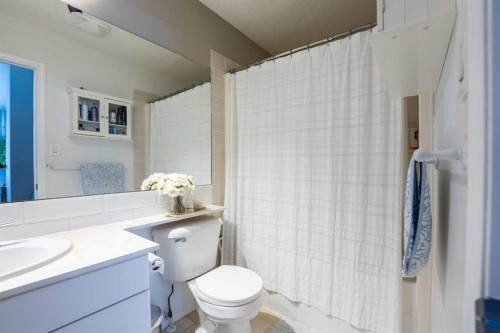 619 Aberdeen Crescent West, Lethbridge, AB - Indoor Photo Showing Bathroom