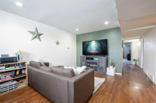 619 Aberdeen Crescent West, Lethbridge, AB - Indoor Photo Showing Living Room