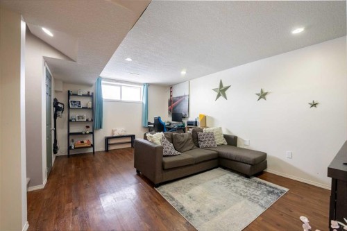 619 Aberdeen Crescent West, Lethbridge, AB - Indoor Photo Showing Living Room