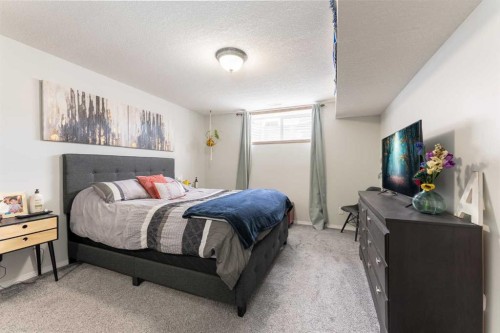 619 Aberdeen Crescent West, Lethbridge, AB - Indoor Photo Showing Bedroom