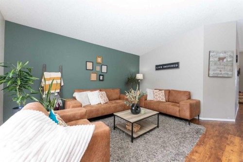 619 Aberdeen Crescent West, Lethbridge, AB - Indoor Photo Showing Living Room