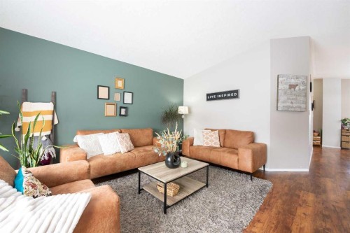 619 Aberdeen Crescent West, Lethbridge, AB - Indoor Photo Showing Living Room