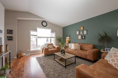 619 Aberdeen Crescent West, Lethbridge, AB - Indoor Photo Showing Living Room