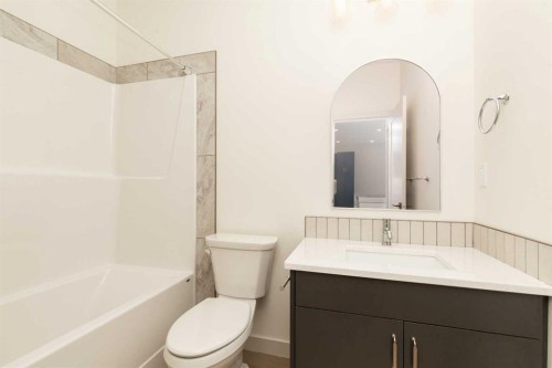 566 Malahat Green West, Lethbridge, AB - Indoor Photo Showing Bathroom