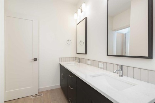 566 Malahat Green West, Lethbridge, AB - Indoor Photo Showing Bathroom