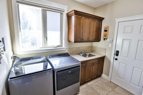 406 Stonecrest Terrace West, Lethbridge, AB - Indoor Photo Showing Laundry Room