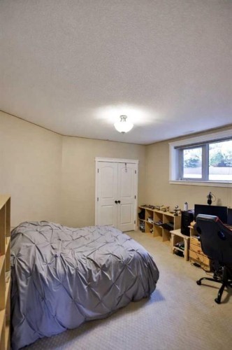 406 Stonecrest Terrace West, Lethbridge, AB - Indoor Photo Showing Bedroom