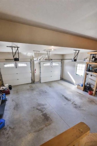 406 Stonecrest Terrace West, Lethbridge, AB - Indoor Photo Showing Garage