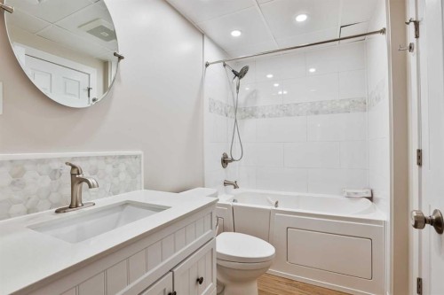 19 Heritage Lane West, Lethbridge, AB - Indoor Photo Showing Bathroom