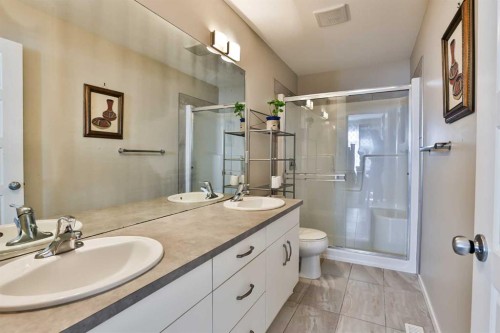 405 Moonlight Way West, Lethbridge, AB - Indoor Photo Showing Bathroom