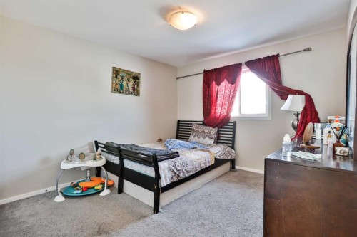 405 Moonlight Way West, Lethbridge, AB - Indoor Photo Showing Bedroom
