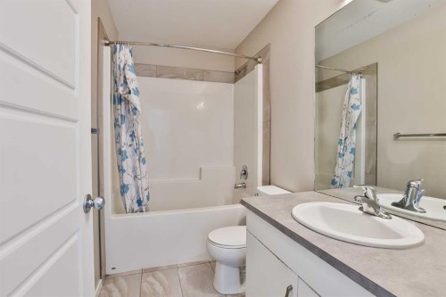 405 Moonlight Way West, Lethbridge, AB - Indoor Photo Showing Bathroom