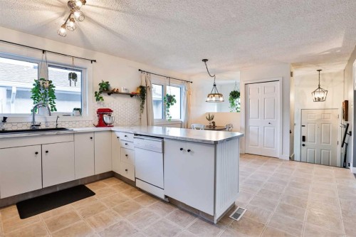 285 Jerry Potts Boulevard West, Lethbridge, AB - Indoor Photo Showing Kitchen