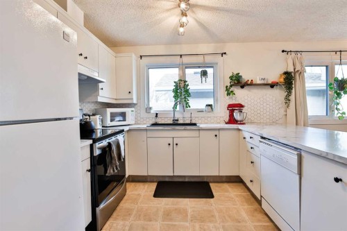 285 Jerry Potts Boulevard West, Lethbridge, AB - Indoor Photo Showing Kitchen