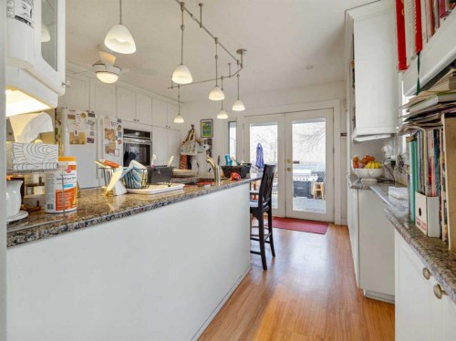1404 4 Avenue South, Lethbridge, AB - Indoor Photo Showing Kitchen With Upgraded Kitchen
