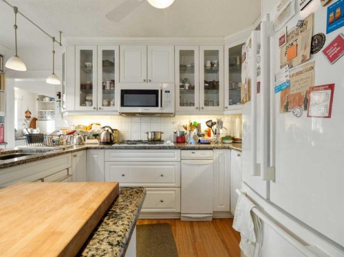 1404 4 Avenue South, Lethbridge, AB - Indoor Photo Showing Kitchen With Upgraded Kitchen