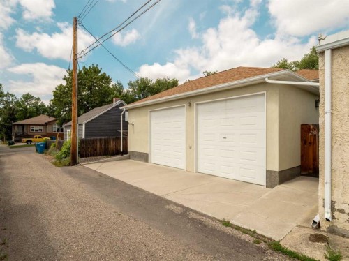 2006 7 Avenue South, Lethbridge, AB 