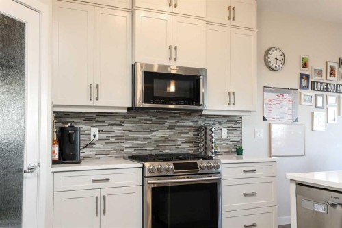 711 Moonlight Crescent West, Lethbridge, AB - Indoor Photo Showing Kitchen With Upgraded Kitchen