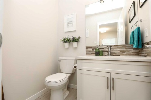 711 Moonlight Crescent West, Lethbridge, AB - Indoor Photo Showing Bathroom