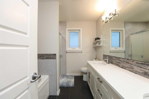 711 Moonlight Crescent West, Lethbridge, AB - Indoor Photo Showing Bathroom