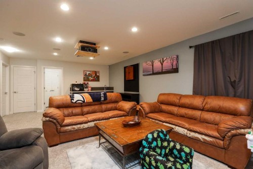711 Moonlight Crescent West, Lethbridge, AB - Indoor Photo Showing Living Room