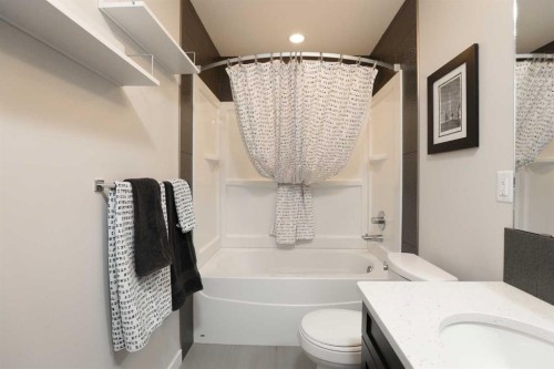 711 Moonlight Crescent West, Lethbridge, AB - Indoor Photo Showing Bathroom